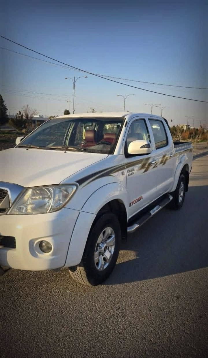 توێتا هایلۆکس مـودیل 2009 سعودی ناو سور  گێر عادی 270km هەقیقی ڕۆشـتووە توند و تۆڵ دەعامی بۆ دەعامی بەشەرت پیش و پشت کەپس دەرگای سایەق و دوای سایەق گۆراوە بیلاد کراوەتەوە سەری سەنەوی بەسەرچووە بەناوی خۆمانەوەیە 230 هەزار غەرامەی لەسەرە دوای مەعامەلە پارەی خۆت وەرگرە سعری 185 مەعامەلە  
***********
