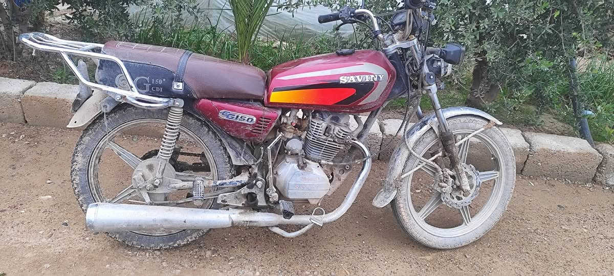 السلام عليكم دراجه للبيع نضيفه كلشي مابيه كهربايات شغاله سلف شغال تايرات نضيفه محركه جديد مامغسوله ع وصخه اب 300وبيه مجال لشراي مكان تكريت ***********
