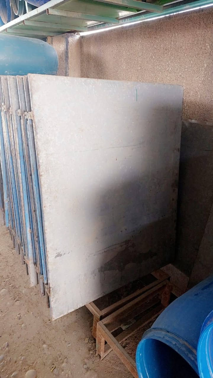 ميز طعام العدد ٩٩ميز العرض متر والطول متر و٢٠ سم مكاني بغداد ابي غريب هاتف *********** سعر الميز ٣٥وبي مجال طبعن الميز جديد مستخدم ٣مرات بليت صفر ٩ ثقيل
