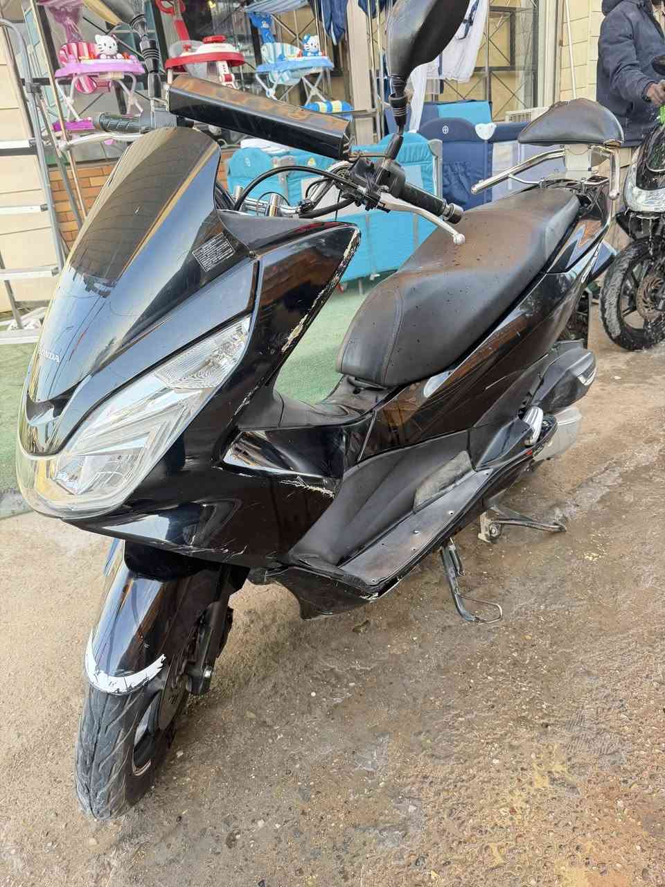 السلام عليكم
Pcx جيل ثاني 
مكينة 150 جديدة قبل شهرين شديته هيه وتفرعاته كاملة 
دراجة كاملة بدون اي نقص 
بيها شخوط بالكفرات الأمامية فقط 
رايدها 13 ورقة قفل 
مكاني بغداد الاعظمية ساحة عنتر شارع الجندول 
***********
