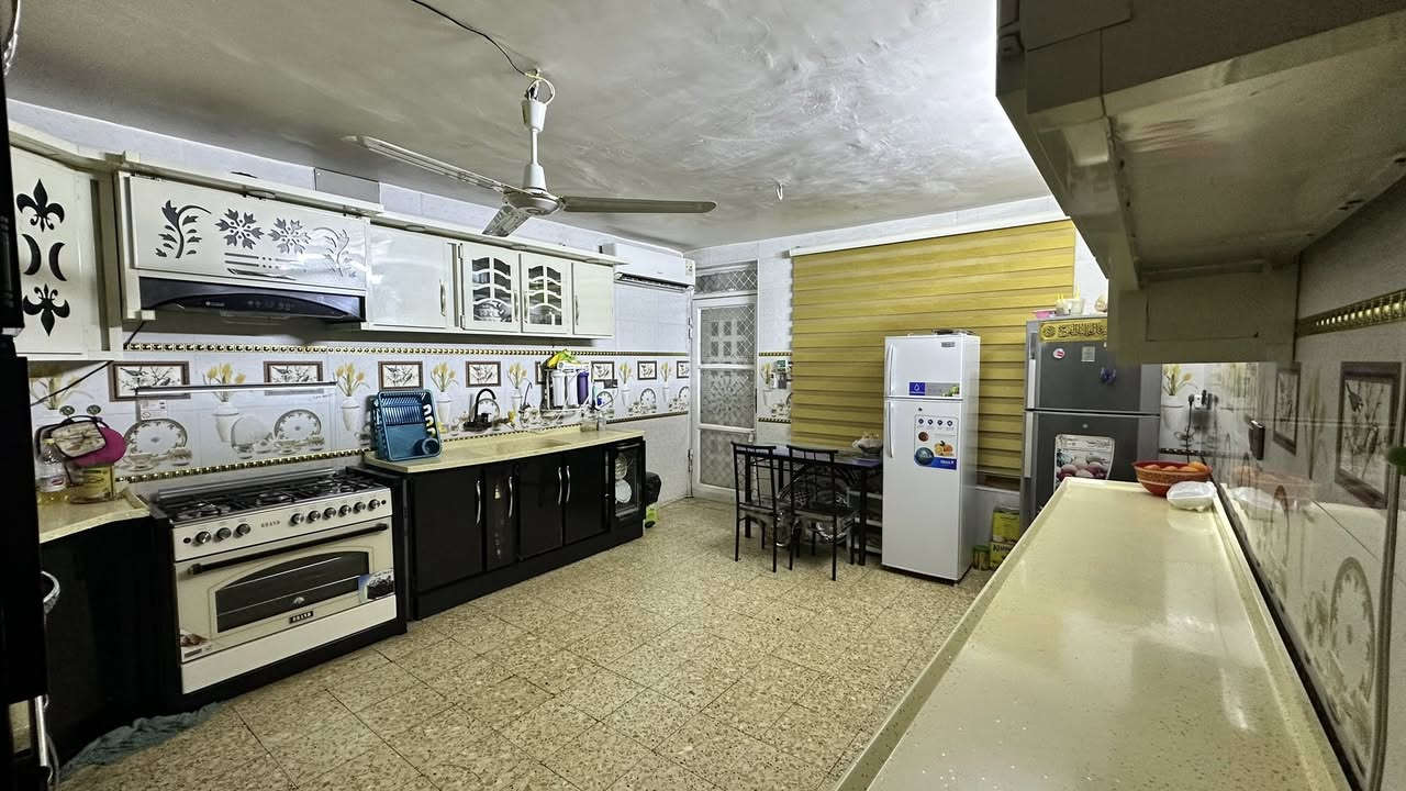 دار للبيع مساحه البيت ٢٠٠ متر طابو صرف  يحتوي الطابق الارضي على  (مطبخ واستقبال و هول وغرفه وصحيات ومنور ) 
الطابق الاول (سويت غرفه وصحيات )
بناء البيت حديث.
العنوان ابي غرق حي السلام 
السعر خاص 
او الاتصال على *********** _***********
