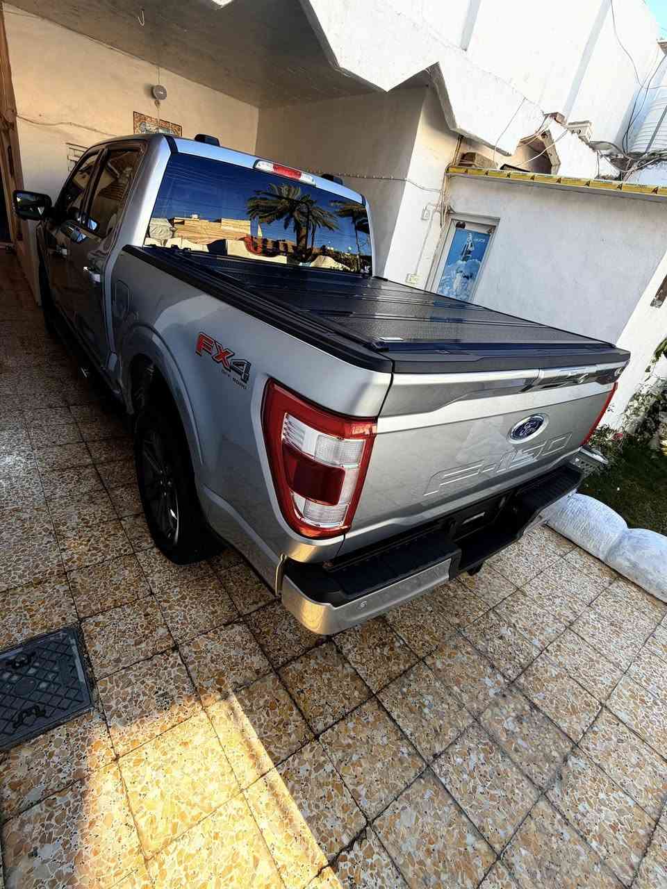 السلام عليكم فورد f150 موديل 2023 فئة لاريات ومعروفه  فول
رقم بغداد باسمي دخول جديد ترقيم جديد 

مكينه 6 سلندر 3500 هابرد تون تيربو 430 حصان 

خمس كامرات 

حساس خلفي امامي 

كشنات جلد كهرباء وخزن تدفئه تبريد 

رادار خلفي وامامي توقف ذاتي 

قايده اليه تثبيت مسار 

باب خلفي بالكامل كهرباء 

منافذ كهرباء 220 عاكسه 

لايت وبك لايت زنون ولد بالكامل 

جامه صغيره  خلفيه كهرباء 

بنوراما 

قاصات اسفل الكشن الخلفي 

كير كهربائي طرح 

مري شفط كهرباء بالكامل 

بروجكتر كهرباء متحرك مع دوران الستيرن 

كشنات خزن + ميموري 

وبعد هواي مواصفات معروفه الاريات 

حادثها فقط طخه جها الايمن بالباب الخلفي طلعتها BDR   سياره داخله كلين صور الحادث مرفقه بيها ملاحضها الجاملغ الامامي نشك بالنقل فقط  السياره بدون ايرباك بدون اي نقص اي كلوب اي شي بالكامل ع وضع الشركه بشرط ماشيه 22 الف 

للتواصل  *********** والخاص متواجد  اي وقت والسعر خاص واني خادمكم اسف لذكر السعر بسبب هواي ناس تكسر
