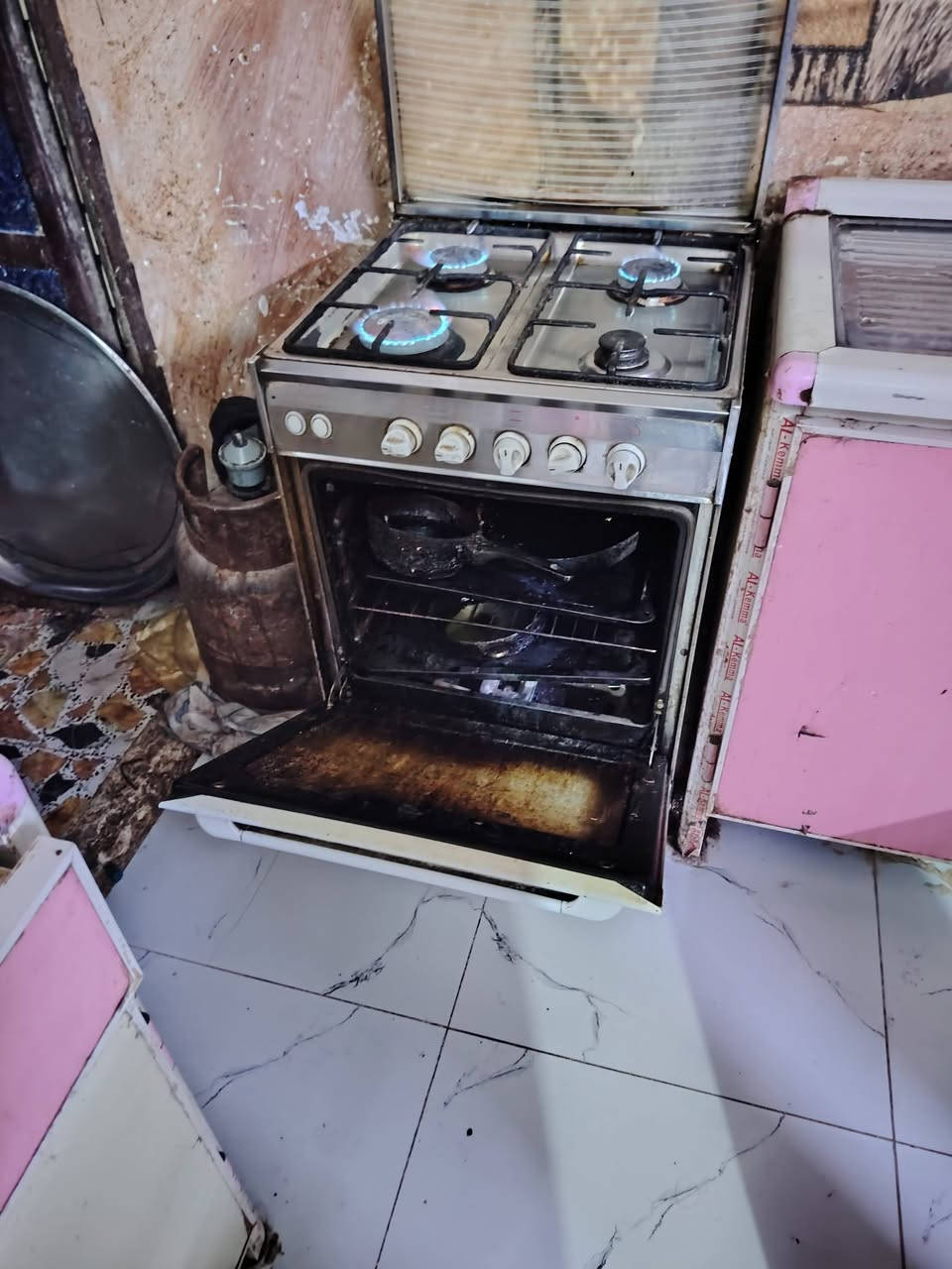طبخات للبيع مع عارضه أسواق او رفوف مع الغرفه ماخذينها بمليونين و800
شازلونيه بيها كسر قليل بس ممبين رايدها ب900 نهايتها 800 تحتوي على 9 قطع تواصل رقم او خاص موقع الزعفرانيه ***********

