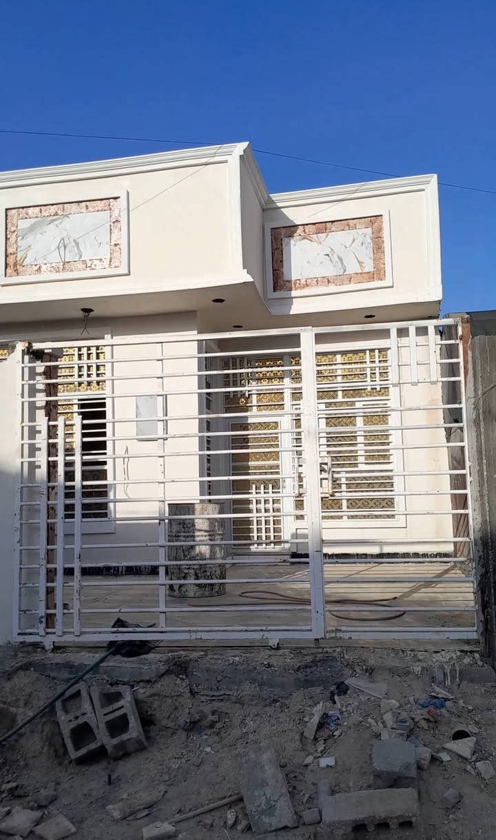 مشتمل البيع بحي المهندسين مساحته 140 اول شارع يم المولد سعر 40  الاستفسار *********** / ***********
