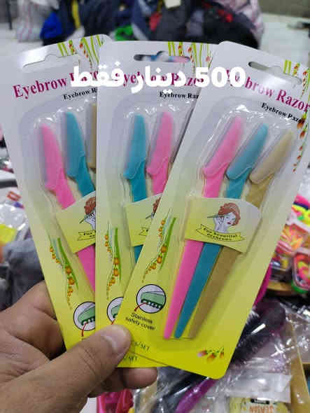 عرض خاص 💥
والسعر نااار 🔥🔥
500 دينار فقط
هذه شفرات حلاقة للحواجب (Eyebrow Razors). هي أداة تجميل مصممة خصيصًا لتشكيل وتشذيب الحواجب بدقة وأمان. 
تأتي الشفرات عادةً بحجم أصغر من شفرات الحلاقة العادية، مع مقبض طويل ومنحني لسهولة الاستخدام. 
تتميز بشفرات فولاذية عالية الجودة، مما يضمن حلاقة نظيفة وخالية من التهيج. 
تستخدم لتحديد الحواجب وإزالة الشعر غير المرغوب فيه في مناطق الوجه الأخرى مثل زوايا الشفاه. 
تعتبر طريقة غير مؤلمة وفعالة من حيث التكلفة مقارنة بطرق إزالة الشعر الأخرى مثل الشمع أو النتف. 
تأتي مع غطاء أمان لحماية الشفرة وتسهيل التخزين.
للحجز واتساب *********** #مجمع_السفير_للخياطة #متوفر_توصيل_لكافه_محافظات_العراق
#اشارة #كل_هلا_بيكم #متابعه_ولايك_واكسبلور_احبكم
#متابعين
