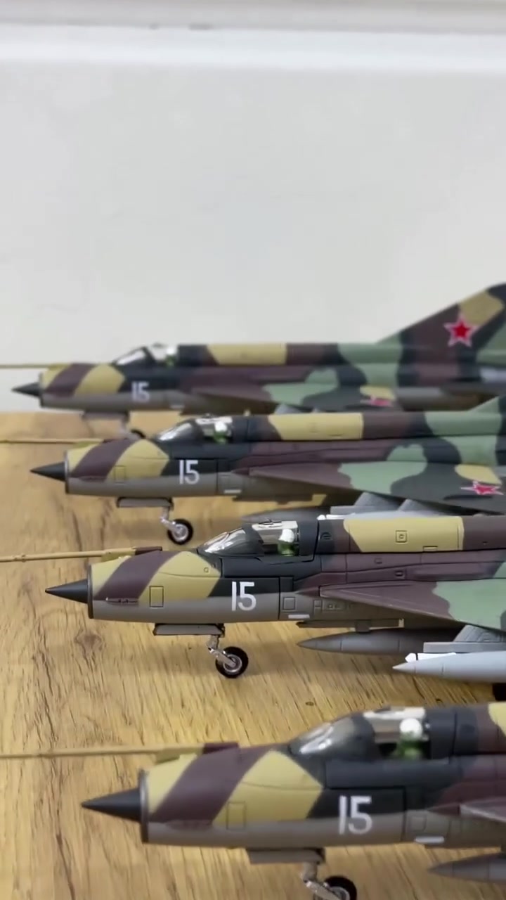مجموعة mig21 🇷🇺 معدن بالكامل حجم1/72 
23cm
85 
#ميغ21
#مجسم_طائرات_حربية
#طيارات_عراقية
#mig21


**إذا كنت صاحب هذا الإعلان وتريد حذفه لأي سبب، رجاءا أرسل رسالة إلى الدعم الفني**