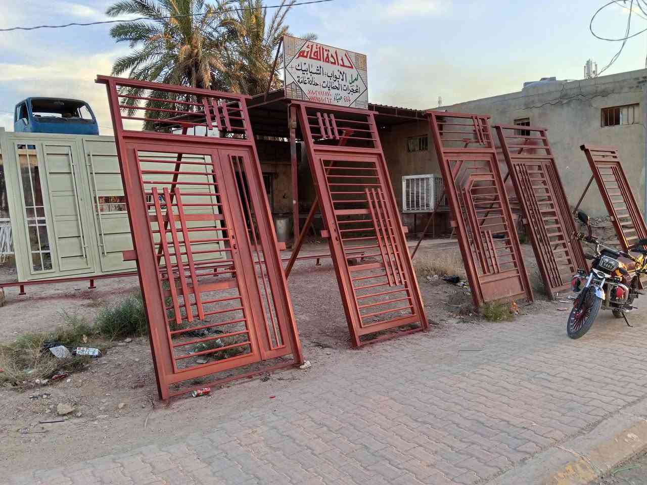 محل حدادة القائم الشارع الجوه مقابل الشقق جوه الجسر المعلق لعمل كافة الابواب والشبابيك لتواصل على الرقم
***********

