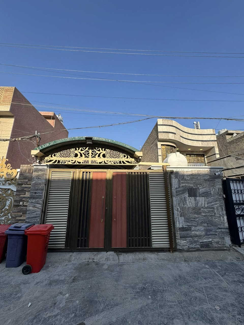 السلام عليكم بيت لبيع 250 متر العنوان الحبيبيه خلف مكتبت الجوهره اول فرع ع شارع العام البيت جدن نضيف للستفسار اكثر رقمي ***********
