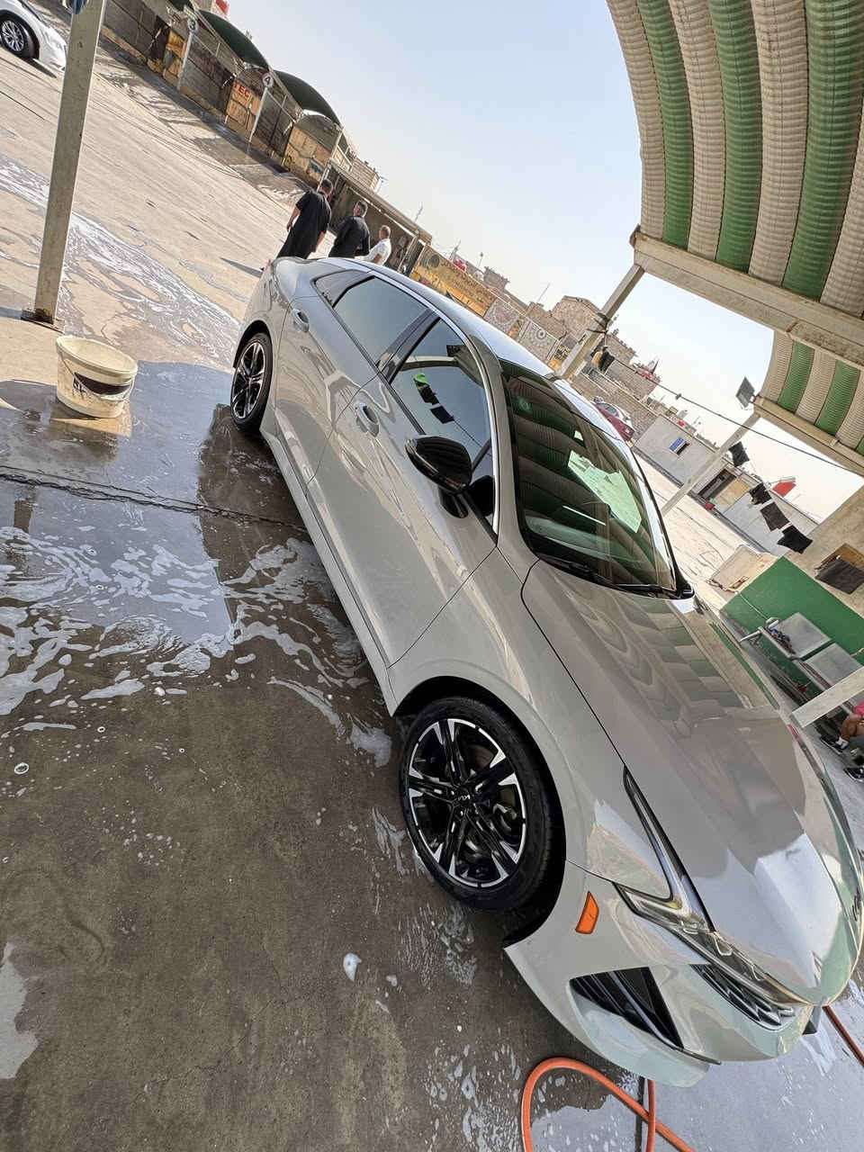 سلام عليكم البيع  K5 او  مراوس بجارجر اوبامه المديل 22 الموصفات جيتي لاين  معروفه مواصفاته  السياره حره بصره تحويل الرقم مميز  حادث السياره ربع البنيد صبغ وشويه من الجملغ والباب اثر شخط ونصبغن بدون ارباك  الرقم ***********
