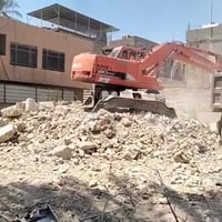 هدم الدور والمباني المرتفعه وقطع البيوت المشتركه ورفع الانقاض وفرش الس...
