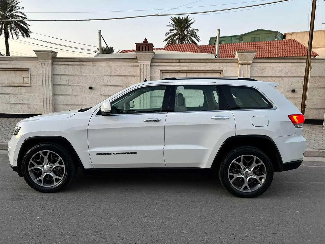 السلام عليكم جيب كراند شيروكي لمتدد 19 خليجي بااسمي هزه جديده سنويه ل٣٢ مااكتب كليشه طويله فول السياره للاخير سونارهه مرفق مع الصور السعر ٣٠$ السياره موجوده بالانبار الاتصال ***********
