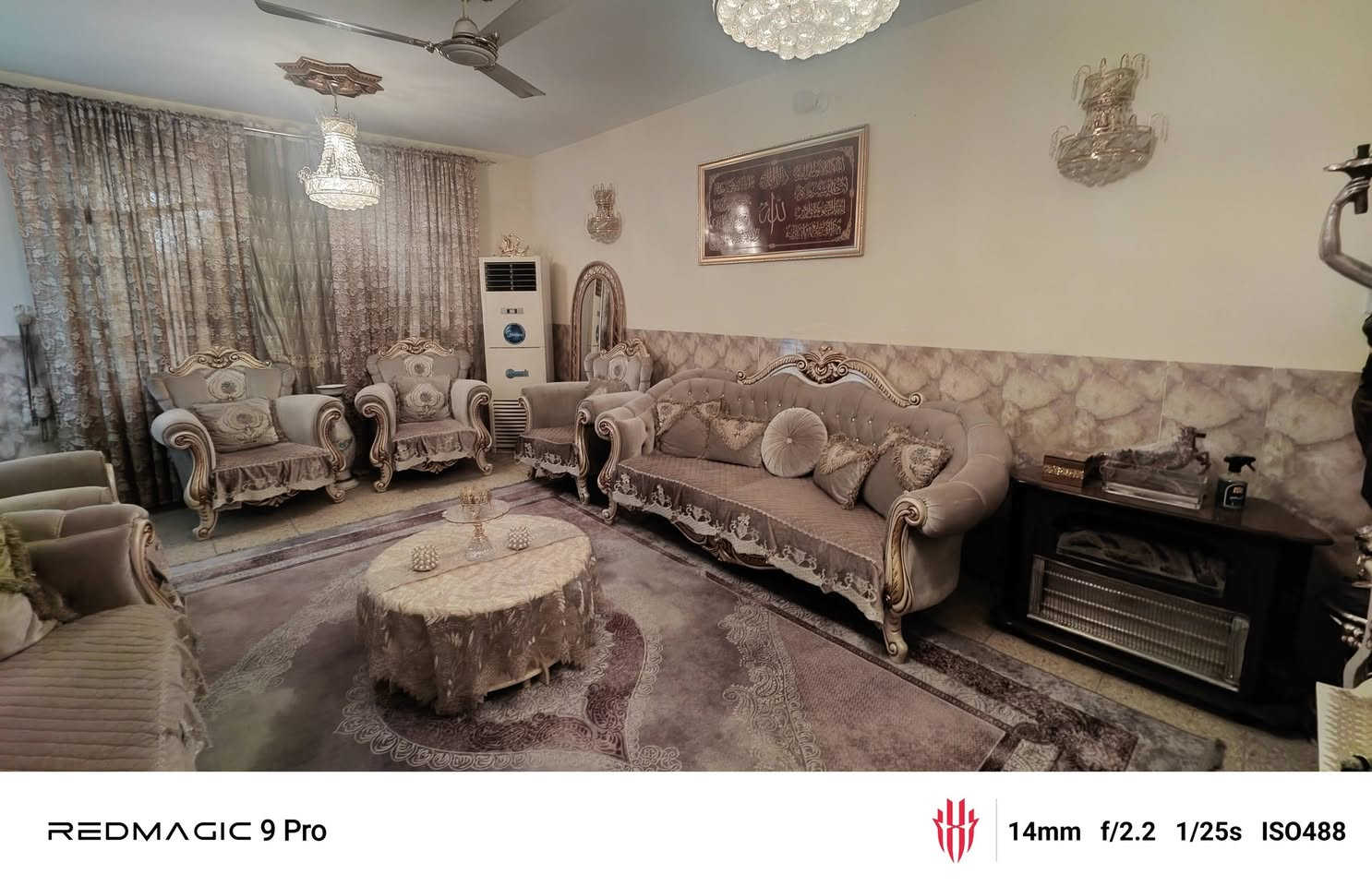 سلام عليكم دار للبيع مساحته 200 م واجهة 10 نزاله 20.  طابقين 4 غرف منام حمامات 2 صحيات 2 مخازن 3 استقبال وحولي ومطبخ وكراج يضم 3 سيارات اضافه 100متر تشجير يحتوي ع محل مطل ع شارع رئيسي شارع السبيس مقابيل الضباط التفاصيل خاص
رقم
*********** 
***********
