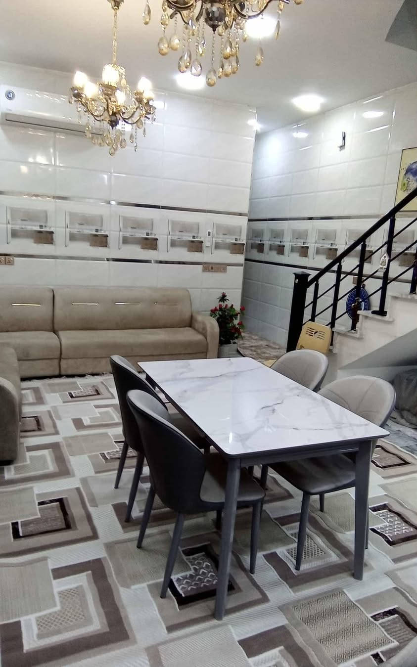 الدار للبيع مساحة 100واجهيه 5نزال 20 منفصل وليس مشترك بناء 24 طابقين ونصف جاهز من كلشي متكون من صالة ومطبخ مفتوح 4غرف نوم وحمامين البياع شارع 12قريب المعارض رقم صاحبه الشرعي ***********
