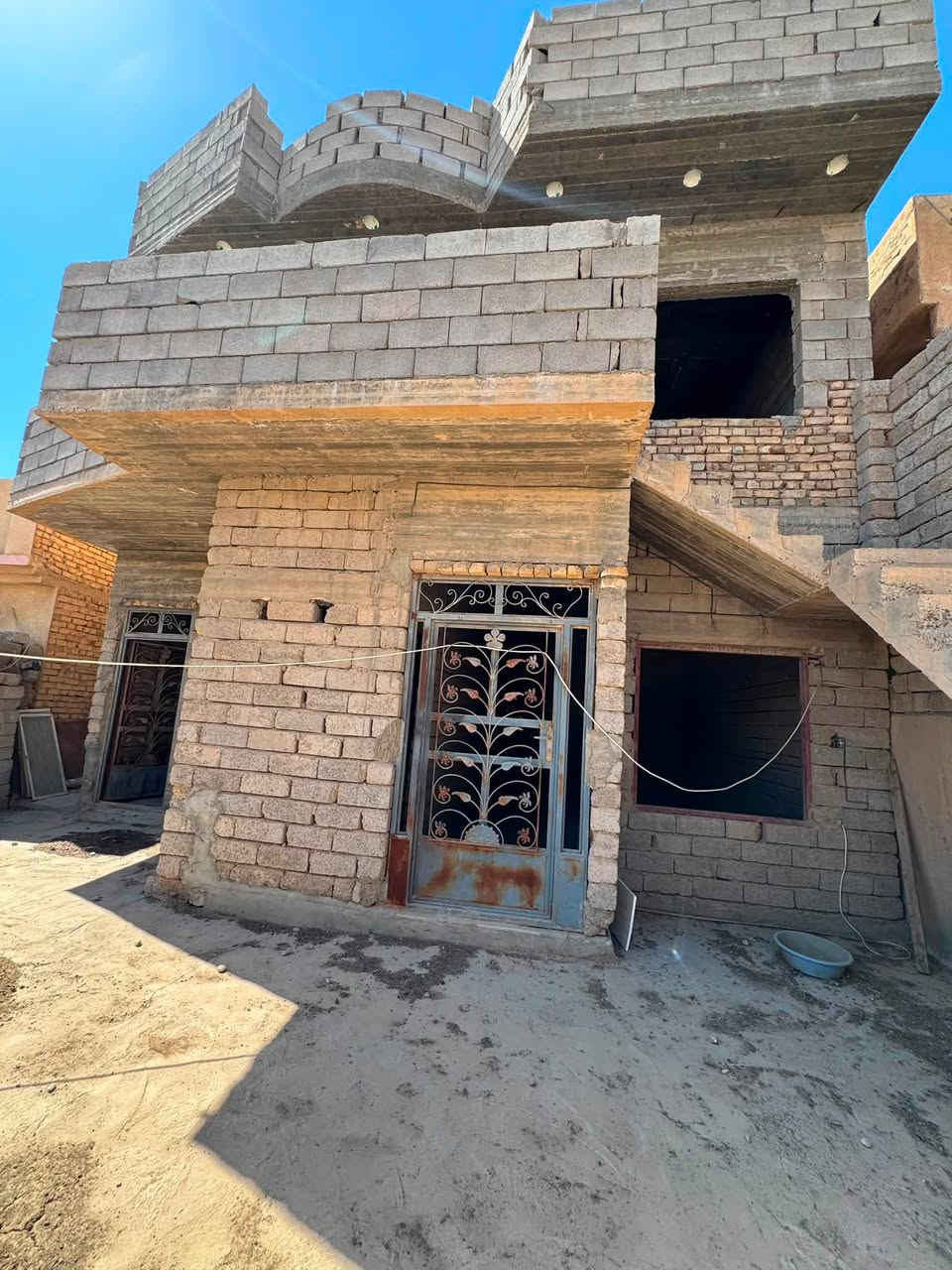 للبيع هيكل مساحة 200 م
على شارع 20 
الموقع📍 : تكريت / القادسيه( حي الشهداء ) المنطقه المقابل ابراج مول📍

طابقين درج خارجي 

الطابق الارضي (تأسيس ماء مجاري كهرباء كامل)
2 غرفة نوم 
1 صاله 
1صحيات داخليه و 1صحيات خارجيه 
غرفة استقبال 
مطبخ حار بارد
كراج يكفي للسياره
ممر داير البيت ما طابگ من جميع الصفاح

الطابق الثاني 
مطبخ 
1 غرفة نوم
غرفة استقبال
صاله 
صحيات
درج خارجي للسطح

باقي التفاصيل موضحه بالمنشور 
رقم ***********
