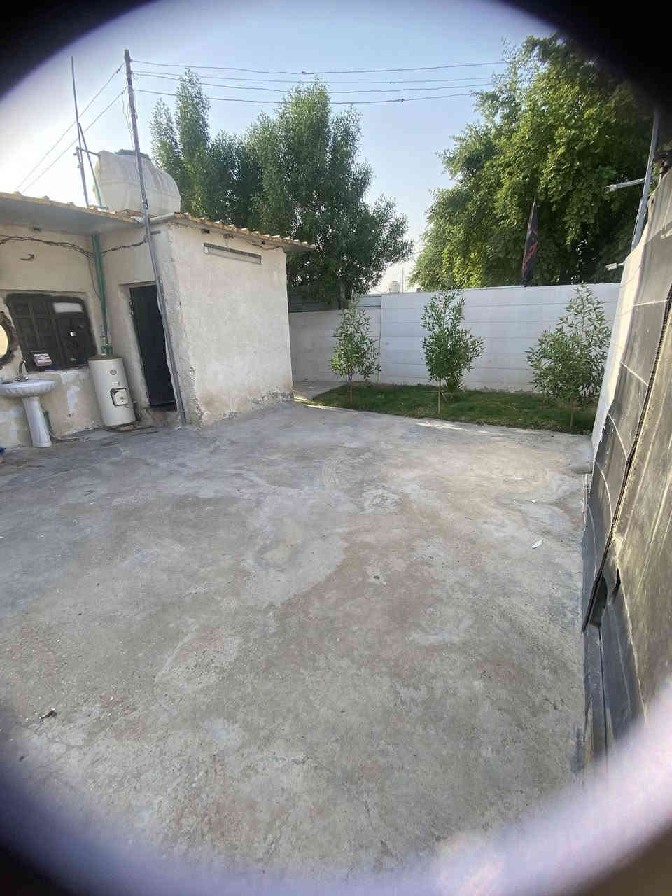 السلام عليكم ورحمة الله وبركاته 
بيت تجاوز للبيع مساحة 230 متر العنوان بغداد الكرخ حي الاعلام نهاية سوق اميمة بظهر البيت الشارع العام الرئيسي قرب المدارس الابتدائية وكلشي قريب عل بيت غرفتين مطبخ استقبال حمام خارجي شرقي غربي كراج ياخذ سيارتين حديقتين 

مساحة جانبية تكفي بناء مشتمل الكهرباء كلهة دفن خطين وطني خط مولد نظام كامرات وجرص 

نظام خلاطات ماء حتة بوري الاسالة ودفن البواري كوي اصلي تانكي الماء والماطور والسخان والمغسلة والكامرات يبقن هدية للمشتري متوفر واتساب 

***********

السعر مع الاثاث 29 م
بدون اثاث 26 م
