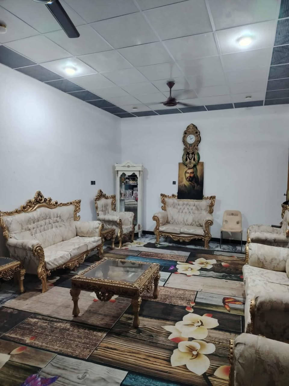 بيت 200زراعي غرفتين وصاله ومطبخ وديوانيه وصحيات داخليه وخارجيه عكاده سقف ثانوي ارضيه بورسلين عرض الشارع عشرامتارشارع الفرن سبل الثاني بيه وصل تطويب للاستفسار***********
