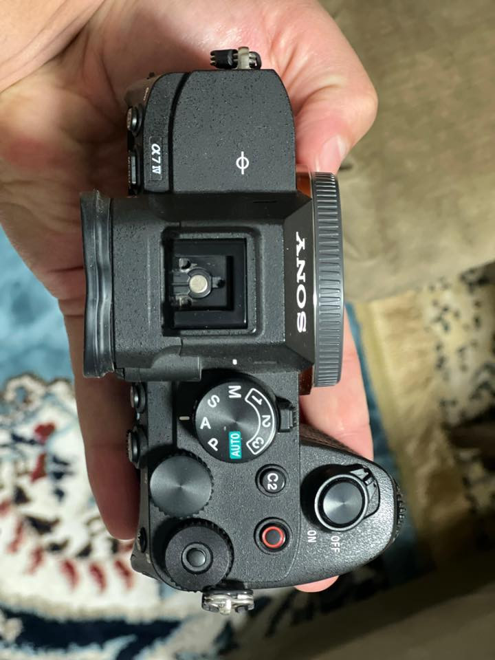 كاميرا sony a 7I V مع باكيت وحزام وبطارية ، نظيفه جدآ  السعر  (2مليون و 250) وبيها مجال بسيط جدا  .. للتواصل***********
