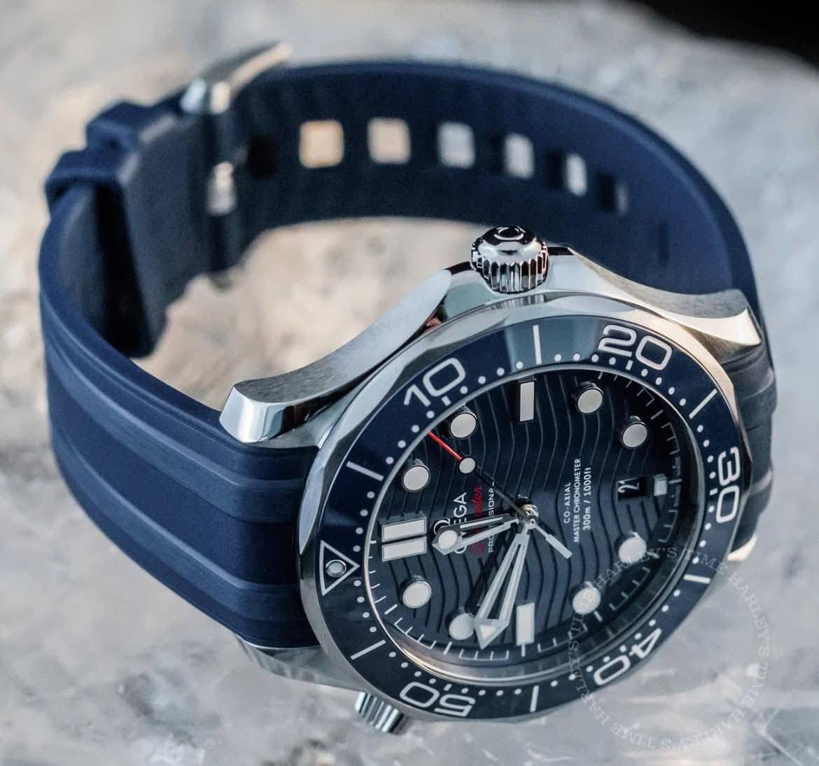 ساعه من ماركه اوميغا (OMAGA)
اوتوماتيك.. وتعمل على حركة اليد  بدون بطارية 

الزجاج زفير ضد الخدوش .مختمه من كل جهات 

الساعة ضد الماء...نافذه عداد شهري

سير ربل ..مع علبه ملحقات كاملة 

السعر65الف مع توصيل


**إذا كنت صاحب هذا الإعلان وتريد حذفه لأي سبب، رجاءا أرسل رسالة إلى الدعم الفني**