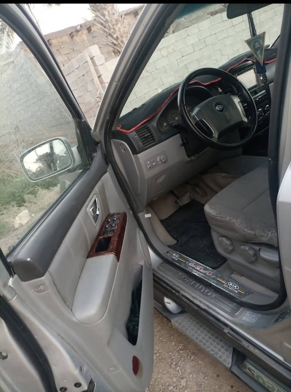 السلام عليكم سورنتو موديل ٥ سيارة خير ان الله وارد أمريكي تختها بنيد مامصبوغه السياره بيه جراد ترايك وين متريد الشراي يتصل ***********
