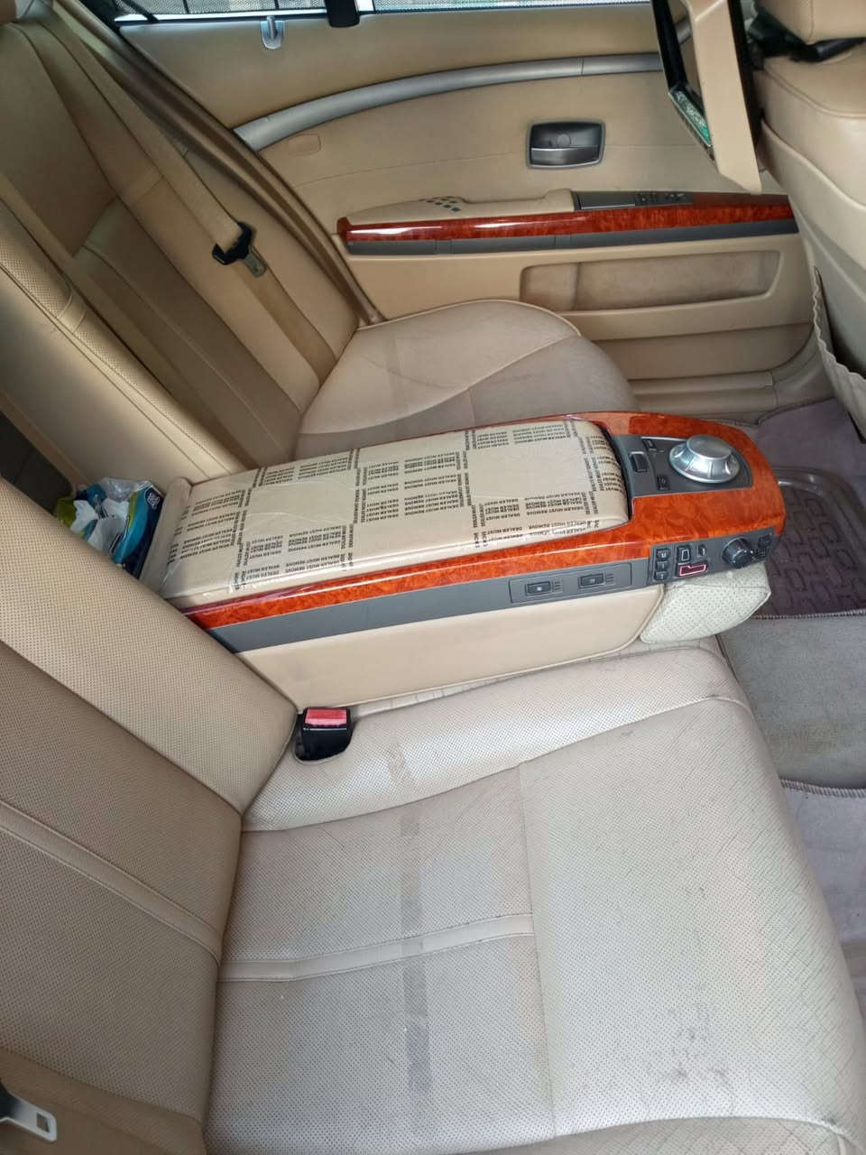 سلام عليكم باخره البينا  اصل 2005. باسمي سنويه هزه كله جديد وجاهزه سياره خليجي. بدون صبغ عد دعاميه مصروف عليه ومتعوب عليه  وياه ويل كب. البينا اصل وبيه ويل كب تو سايز الي بيه يعني تخمين ويل كب اصل بي ام  وياه زوج مازده اصلي البينا داينمك   عنوان بغداد. اي استفسار على. رقم *********** سعره 200$ وقابله للتفاوض للشراي فقط
