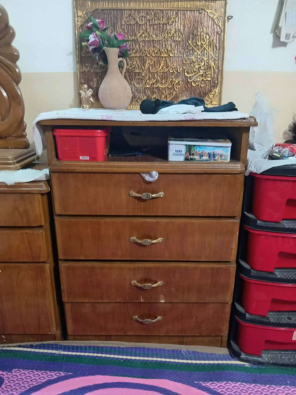 غرفة نوم نضيفة مستعملة شي قليل كنتور 6 أبواب مع ملحق و دولاب ملابس و ميز تواليت و زاوية وتخت سعر مليون وربع وبي مجال حك جيتك العنوان موصل حي الوحدة قرب جامع لا إله إلا الله 
غير متواجد خاص. 
للاستفسار 
***********
***********
