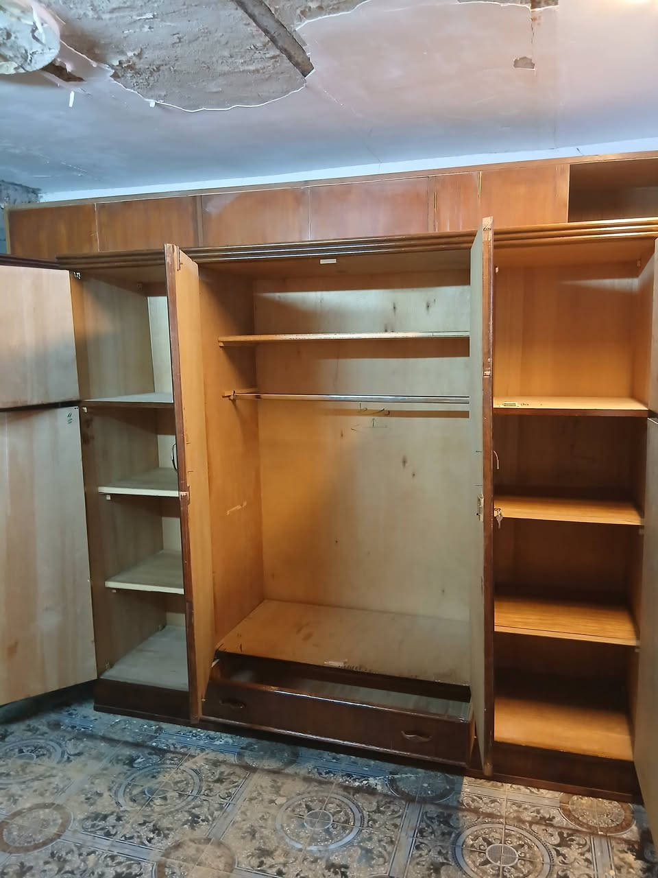 غراض مستعمله نظيفه جدا للبيع كلمن وسعره المراسله خاص او الاتصال ***********مكاني بغداد
