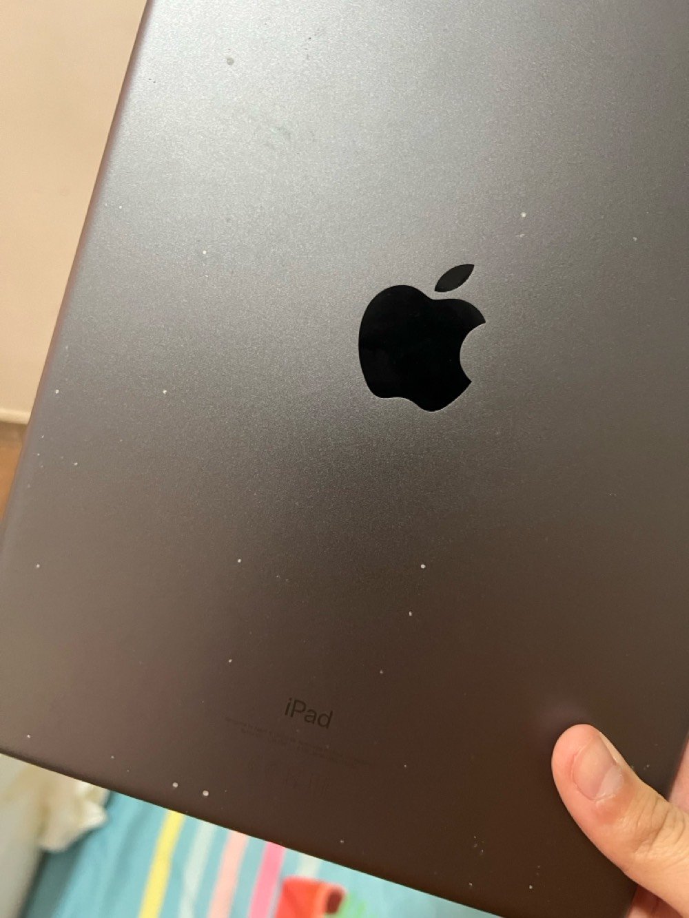 ايباد الجيل التاسع  👌🏻' ذاكرة 256 نظيف تحديث iOS 26.5 
يجي معاه كفر مستخدم . مع سماعة ايربوت مستعمل مع قلم عادي وكيبل شحن ويعني ملحقاتك كاملة 

بي عيب بسيط الظهر مالتة بي نقاط بيظة كما موضح بس صورة 

السعر : 390 هو وملحقاته 

فقط رسائل ماكو اتصال 📞 
الواتساب ؛ ***********. ديالى