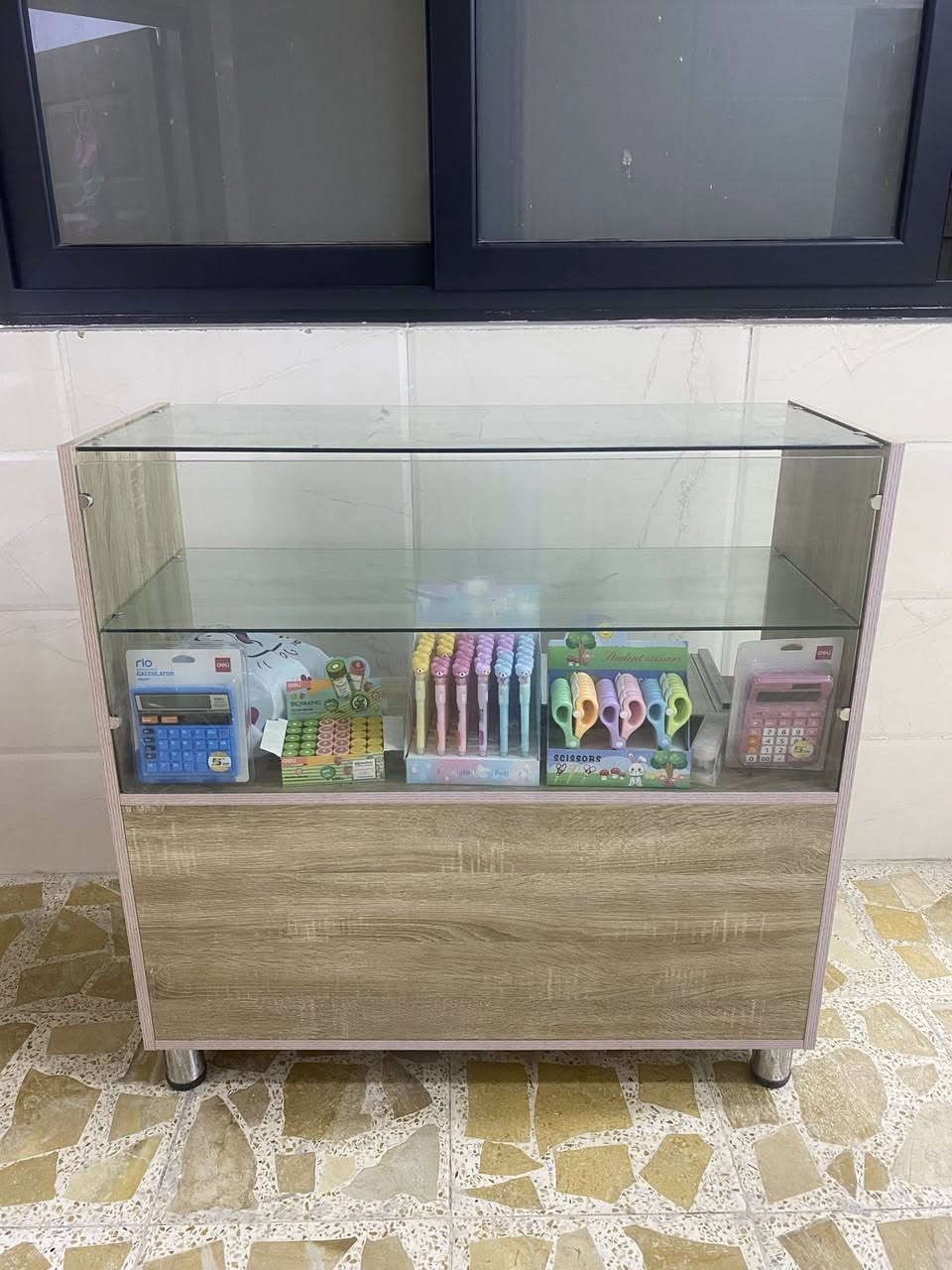 فاتيرينه ورف للبيع قياسهن متر العرض من الداخل 50 
سعر الرف 75 والفاترينه 75 
الشراي يدخل واتساب ‭+٩٦٤ ٧٧٤ ١٣١ ٠١٨٤‬
