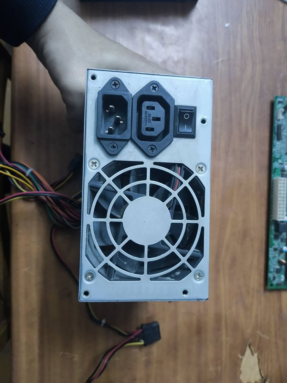 السلام عليكم شلعة للبيع متكونة من:
1 مذربورد جيل 3,4 نوع Dell ddr3 شرط الشغل 
2 هاردات hdd عدد 4 كل قطعة بيهن 40g عدد ثنين و 80g واحد و 160g هم واحد 
3 بور سبلاي حجم 500w نوع LG اصلي شرط الشغل 
4 معالج انتل كور اي 5 جيل 1 بي كرت شاشة مدمج 
كل القطع شرط تفحص كدام المندوب يلا تستلم عدى الهاردات فحصت بس ثنين منهن طلع واحد يشتغل والثاني ميشتغل اما الباقي كلة شغال 
السعر 45 مع التوصيل قفل
متوفر توصيل لجميع المحافضات للأستفسار اكثر ***********
