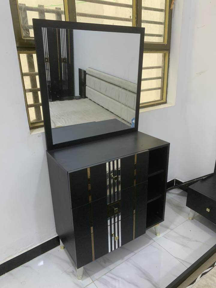 سلام عليكم مستعجل على بيعتهم 
طباخ اربع عيون جديد كلش وشغال 
ميز طعام مرمر مع اربع كراسي جديد 
سبلت جبسون جديد 2 طن 
بنكات للبيع غراض جديدة 
إذا حاب تشتري راسل وتساب على هل رقم 
***********
