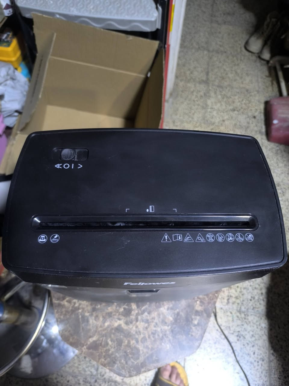 تالفة ورق حجم 7 لتر ماركة Fellowes مستخدم نظيفة شرط الشغل  تواصل خاص او واتساب ***********
