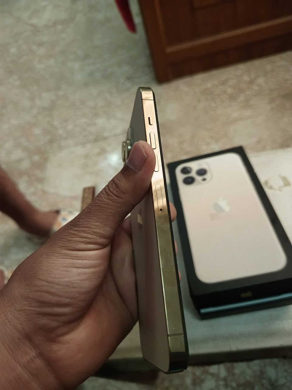 ايفون 13برو برو ماكس ذاكر 256 جهازه نضافه 100بل 100 مبدله فقط شاشه اصليه مال تفصيخ  بطاريه 🔋77 بلاد سعر 625الف بي مجال بصيط لطبين وتدل مكان البهادريه ***********
