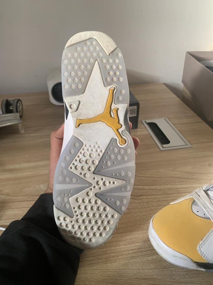 متوفر  Nike air Jordan 6 retro yellow
القياس 45 
السعر 60 
يتوفر توصيل داخل الناصرية فقط 
للتواصل متوفر واتساب *********** 
لايوجد ملحقات

