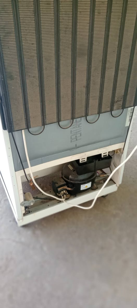 ثلاجه للبيع شغال شرط ماطوره شركه  سعر 190 بيها مجال عنوان قريبه من حي صدام
رقم هاتف ***********
