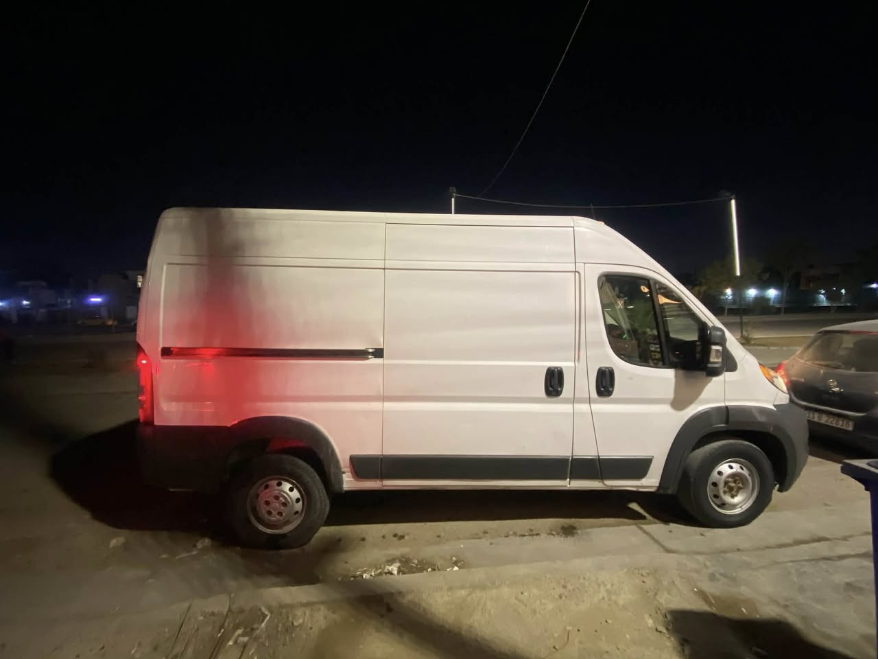 السلام عليكم
دوج رام كرفان برو ماستر 1500 
محرك وكير اوبما او جارجر 6 سلندر بانزين مكفولات 
رقم دهوك باسمي السياره كولش نضيفة للبيع فقط 
مكان السياره بغداد
نقص السياره فقط صدر 
تحويل مباشر 
للاتصال ***********
