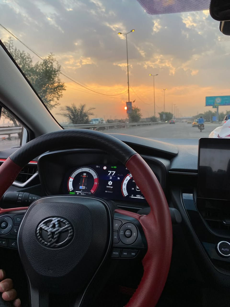 كورولا هايبرد اس ٢٠٢٥ ماشيه ٢٤ الف بيهة طخه خفيفه وراجعه بلادي بدون اي نقص  السعر ١٦٧ وبيها مجال بسيط كلش ***********
