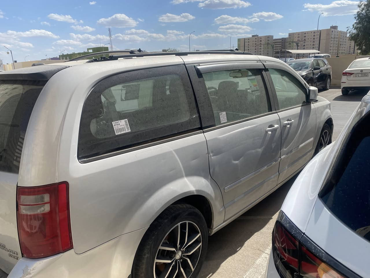 السلام عليكم 
دوج كرفان 2009 وارد امريكي كلين بدون حادث بدون تبديل بدون صبغ فقط بعض الشخوط موضحة في الصور والسيارة متروكة بسبب المرض .
سونار موجود ماشية 136 الف رقم بغداد دولي فول مواصفات ابواب كهرباء ثلاث قطع تبريد كشنات منفصل سبعة راكب كرسي السائق كهرباء بريك ويل كروم فرس بالسقف 3 شاشات لد ليلي محرك 3800 مكان السيارة مجمع بسماية 
السعر المطلوب 120 بيها مجال حك الجية للاستفسار الاتصال ***********
