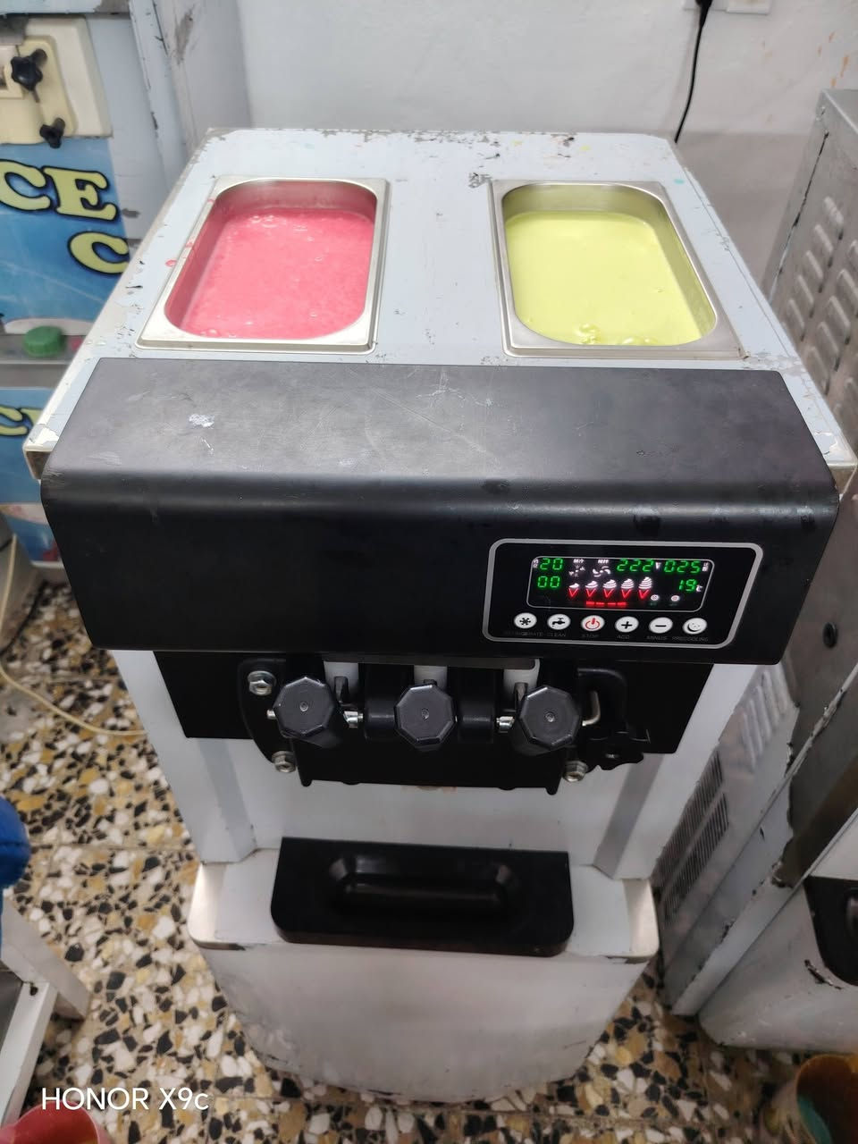 سلام عليكم مكينه سوفت صيني تسحب كهرباء قليله تبريد حواض مكينه جديده مستخدم قليل سنكل مكان بغداد ***********
