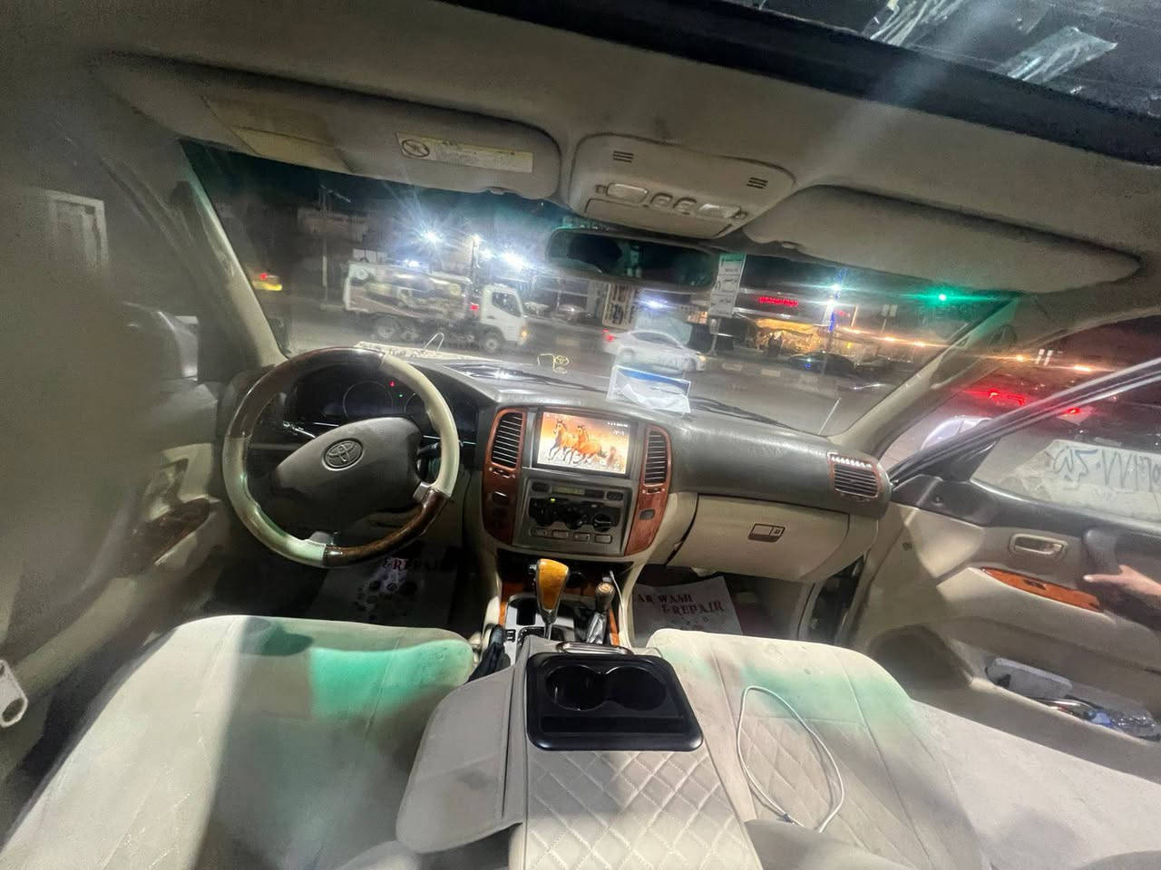 السلام عليكم
مستعجل بالبيع لاجراء عملية زرع الكلى للوالد كفاكم الله شر المرض 
لاندكروز ٢٠٠٤ محدث ٢٠٠٧ فول اعلى مواصفات 
محرك ٤٥٠٠ ستة سلندر العدل المرغوب 
رقم مشروع وطني باسمي تحويل ثاني يوم 
صبغ حزام بسبب الشريط الطابع 
كير مكفول ومحرك مفتوح 
سلايدروف 
حساسات 
شاشة وكامرا 
صدر كامل بدلته ع ايدي قبل ٤ اشهر يعني نظافته ٩٠٪
تدفئة تبريد ثلاث مقاعد 
منظومة صالنصة كاملة بدلتها جديدة 
تاير تخم يوكاهاما ياباني من تاير مول قبل ٣ اشهر تقريبا 
سيارة طلعت بيها دول ومحافظات سيارة اعتمادية وهيبة 

سلبياتها 
تحتاج بولش وتنظيف غرفة وبعض الترتيبات 
تحتاج منظومة غاز حتى تنسى موضوع الصرف٠٠٠

يشهد الله صارت علية بشدتين لان جناي وغراض كلها اصلية من شارع ٦ محل البركة بس العجز الكلوي وعملية زرع الكلى للوالد خلال هالايام خلتني اعرضها مستعجل ٠٠

سعرها ١٤٥ وبيها مجال حق الجية واللة يكفيكم شر المرض والقدر واسف للاطالة 
رقمي واتساب ***********
