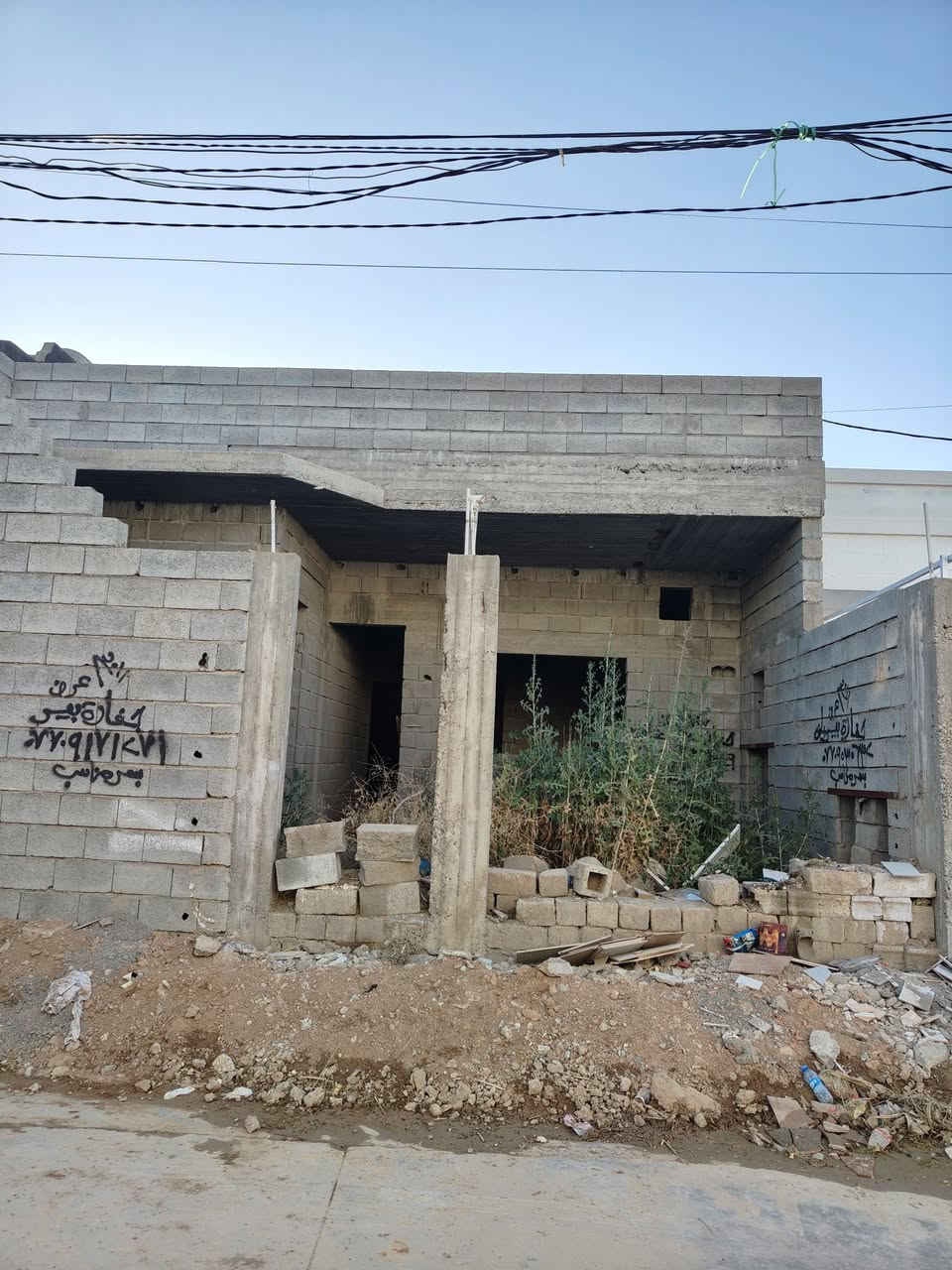 هيكل للبيع 200 متر  فرع مول حسين الفرع ال3 على ايدك اليسره جميع خدمات متوفرة ماء مجاري كهرباء تبليط للاستفسار ***********
