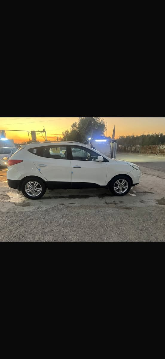 السلام وعليكم 
للبيع هونداي توسان ٢٠١٠  رقم بغداد تحويل مباشر 
السياره شكل الجديد السياره محرك ٢٤٠٠ دوش  ماشيه ١٠١
السياره وارد حادثه صبغ باب خلفي وداير الحاملغ الخلفي
وبلعراق صبغ بنيد وحافت الجاملغ امامي ايمن  بدون دواخل السياره ماشيه ١٠١
السياره جاهزه ميه بل ميه 
السعر ١١٤
***********
مكانه بغداد الامين ٢
