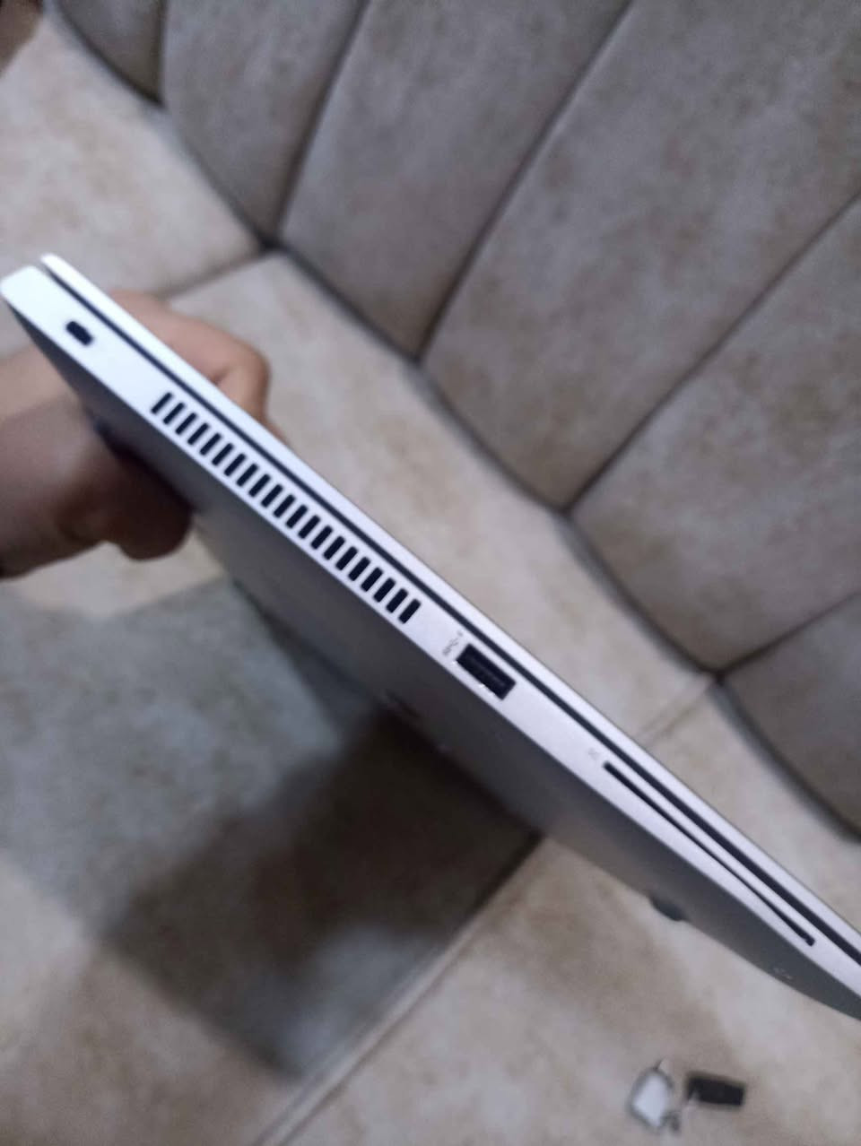 السلام عليكم.. لابتوب HP EliteBook 755 G5 من الفئة الملكية (Metal Body)، الجهاز نظيف جداً جداً وبحالة الوكالة، مناسب جداً لطلاب الجامعات، الموظفين، والمصممين.
المواصفات القوية:
المعالج: Ryzen 5 2500U Pro (أداء عالي ومستقر).
الرام: 16GB DDR4 (فاتح اللابتوب طيارة وسريع جداً بالتنقل بين البرامج).
الهارد: 256GB SSD NVMe نوع Western Digital SN730 (من أسرع الهاردات عالمياً).
الشاشة: 15.6 بوصة IPS FHD (دقة ألوان خيالية ومريحة للعين).
الكاميرا: HD أصلية مع ميزة Privacy Shutter (غالق يدوي للخصوصية).
المميزات: كيبورد ضوئي عربي، بصمة إصبع، سماعات Bang & Olufsen، هيكل معدني نحيف وأنيق.
الملحقات المجانية:
حقيبة (جنطة) لابتوب.
ماوس.
شاحن HP الأصلي.
المكان: الموصل - (حي النور).
للتواصل: (***********). موصل, نينوى
