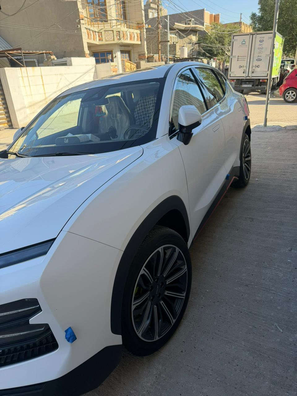 السيارة  جيتور داشينج (للبيــع)
(Jetour Dashing) موديل 2025. 

           (الرقــــم شمالــــي)

 المواصفات الكاملة لهذه 

1. المحرك والأداء
 * سعة المحرك: 1.5 لتر تيربو (4 أسطوانات).
 * القوة: حوالي 156 حصان.
 * عزم الدوران: 230 نيوتن متر.
 * ناقل الحركة: أوتوماتيك 6 سرعات (دبل كلتش DCT).
 * نظام الدفع: دفع أمامي (FWD).
2. التصميم الخارجي
 * الإضاءة: أنوار LED أمامية وخلفية نهارية بتصميم "مستقبلي".
 * المقابض: مقابض أبواب مخفية (تخرج تلقائياً عند الاقتراب).
 * الجنوط: ألمنيوم مقاس 18 أو 19 إنش (حسب الفئة الدقيقة).
 * السقف: سقف بانورامي واسع يعطي إضاءة طبيعية للمقصورة.
3. المقصورة والتقنيات الداخلية
 * الشاشة: شاشة وسطية ضخمة مقاس 12.8 إنش تعمل باللمس (تشبه أسلوب سيارات تسلا).
 * العدادات: لوحة عدادات رقمية بالكامل خلف المقود.
 * المقاعد: جلد فاخر مع تحكم كهربائي لمقعد السائق.
 * النظام الصوتي: نظام صوتي عالي الجودة مع بلوتوث ومنافذ USB.
 * التكييف: تكييف إلكتروني مع فتحات تهوية خلفية.
4. أنظمة السلامة والأمان
 * الوسائد الهوائية: وسائد أمامية وجانبية لحماية الركاب.
 * الكاميرات: كاميرا خلفية (وفي بعض الفئات كاميرا 360 درجة).
 * المستشعرات: حساسات خلفية للمساعدة في الركن.
 * أنظمة الفرامل:
   * نظام منع انغلاق المكابح (ABS).
   * توزيع قوة الفرامل إلكترونياً (EBD).
   * نظام التحكم في الجر والثبات الإلكتروني (ESP).
 * ميزات إضافية: مثبت سرعة، نظام مراقبة ضغط الإطارات، ونظام المساعدة في صعود ونزول المرتفعات.

 السعر:  19,540 دولار
يعني 195 ورقة ونصف

للتواصل هاتف او واتساب / ***********
