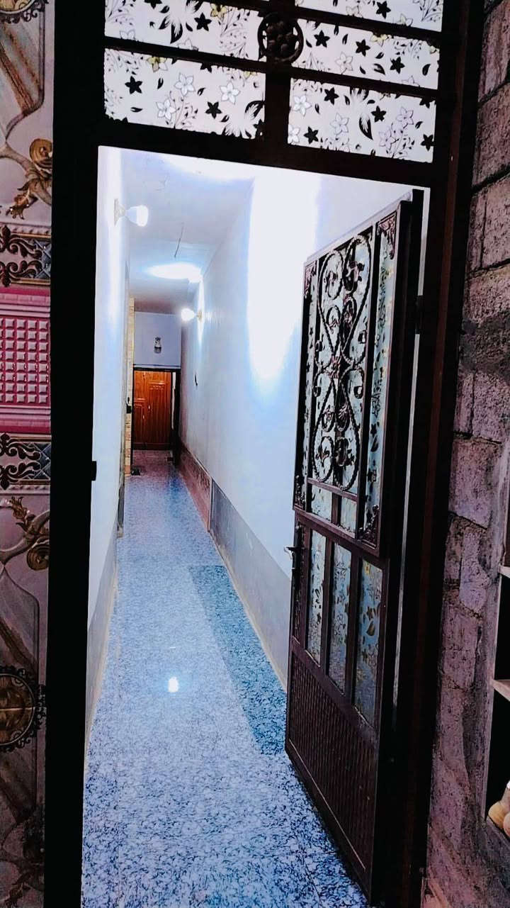 الشعب حي البساتين 
السلام عليكم  دار للبيع مساحته ١٠٠متر ٥×٢٠ بناء جديد2025يتكون البناء من غرفه نوم من مطبخ حار وبارد و+استقبال +خدمات داخل وخارج بيه كراج جنس الارض سند الاصفر العنوان الشعب حي البساتين قرب ابو رحاب المختار بيت مناسب مستعجلين على البيعه للستفسار بس اتصال ***********
