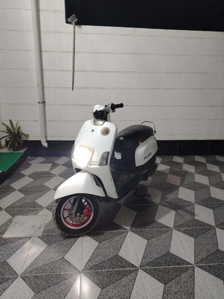 سلام عليكم دراجة بوليس موديل٢٠٠٨ دراجة مكفولة من كلشي سلف هندر لايت زنون عالي ناصي اشاير كلجات رياضي مكينة بلادية ويالة رياضي سعرها ٥٠٠وبيهامجالً حك جية مكاني ديالى خالص هبهب او مراوس حسب لقناعة ***********
