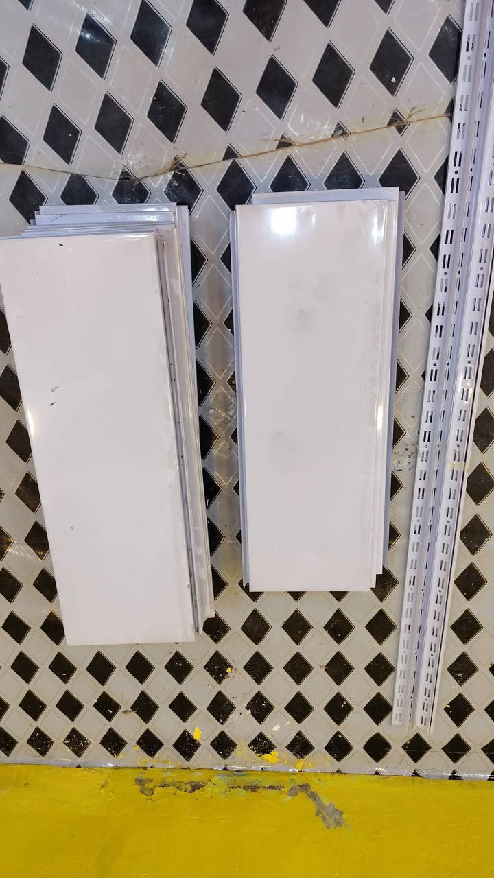 للبيع رفوف  متر ب30 وميز عدد 2 واحد ب 50  خاص مفتوح او اتصال ***********
