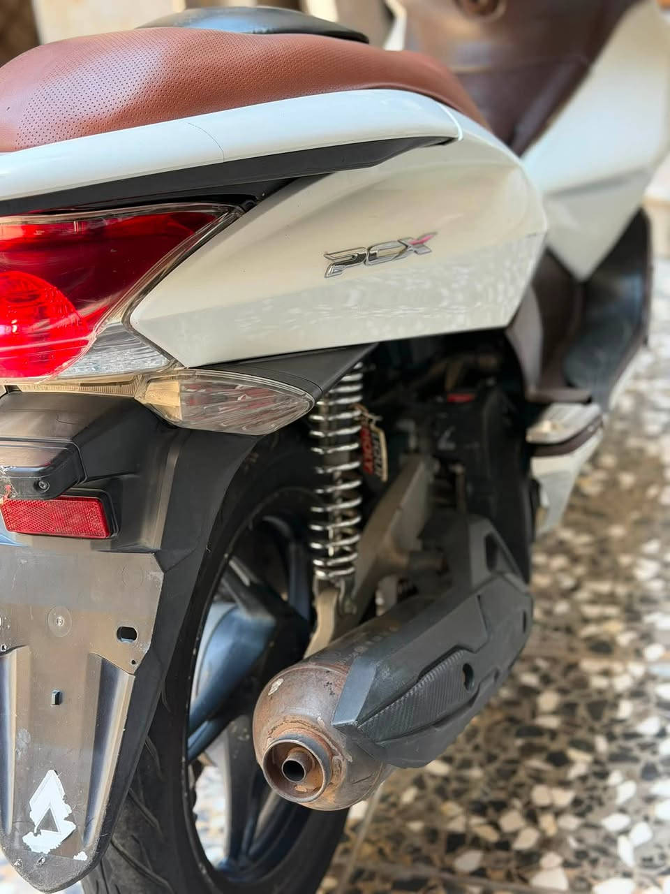 السلام عليكم pcx جيل اول ياباني ياباني  مكينه لوك برغي ممفتوح بيه على ايدي منزله حساس ازدحام حساس استان كله شغال مكينه 150  cc شلعه معدل فول  السعر 900 وبيه مجال حك الجيه مكاني الكاظميه او حي الجوادين *********** اتصل وتأمر
