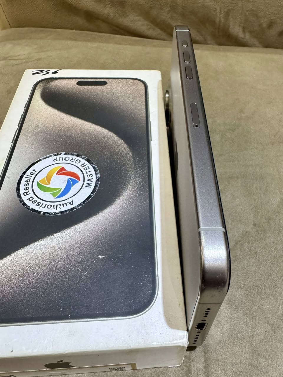 iphone 15 برو ماكس
بطارية 79  

ذاكرة 256

لون تيتانيم 

مامفتوح وما بدل بي كلشي 

بي فطر بالظهر وشخوط بالشاشة

السعر (825) وبي مجال 

***********

مكاني بغداد
