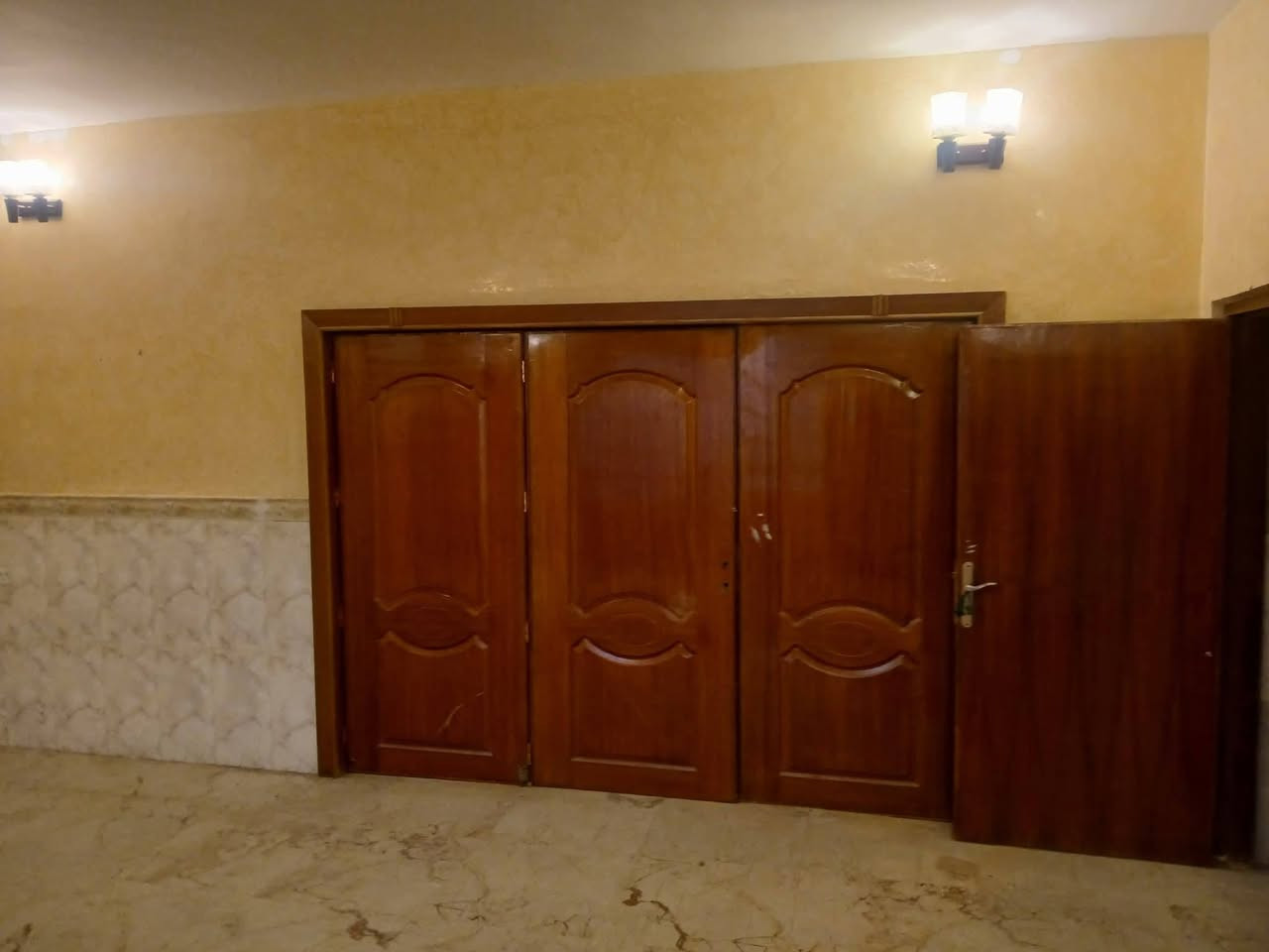 للايجار ...🏦
دار سكن طابو صرف ...
التقية ٢ ...
بداية شارع المركز الصحي ...
على ساحة ...
مقابل ملعب ابو عبيدة ... 
المساحة ٢٥٠م٢ ...
🫒 غرفتين نوم
🫒صالة كبيرة
🫒استقبال كبير
🫒مدخل
🫒مطبخ
🫒٢ صحيات
كراج كبير 🚗
،،،،،،،،،،،،،،،،،،،،،،،،،،،،،
البيت نظيف وبدون نواقص 
،،،،،،،،،،،،،،للاستعلام
📞 ***********
📲📲 علي الجبوري / ابو مهيمن
