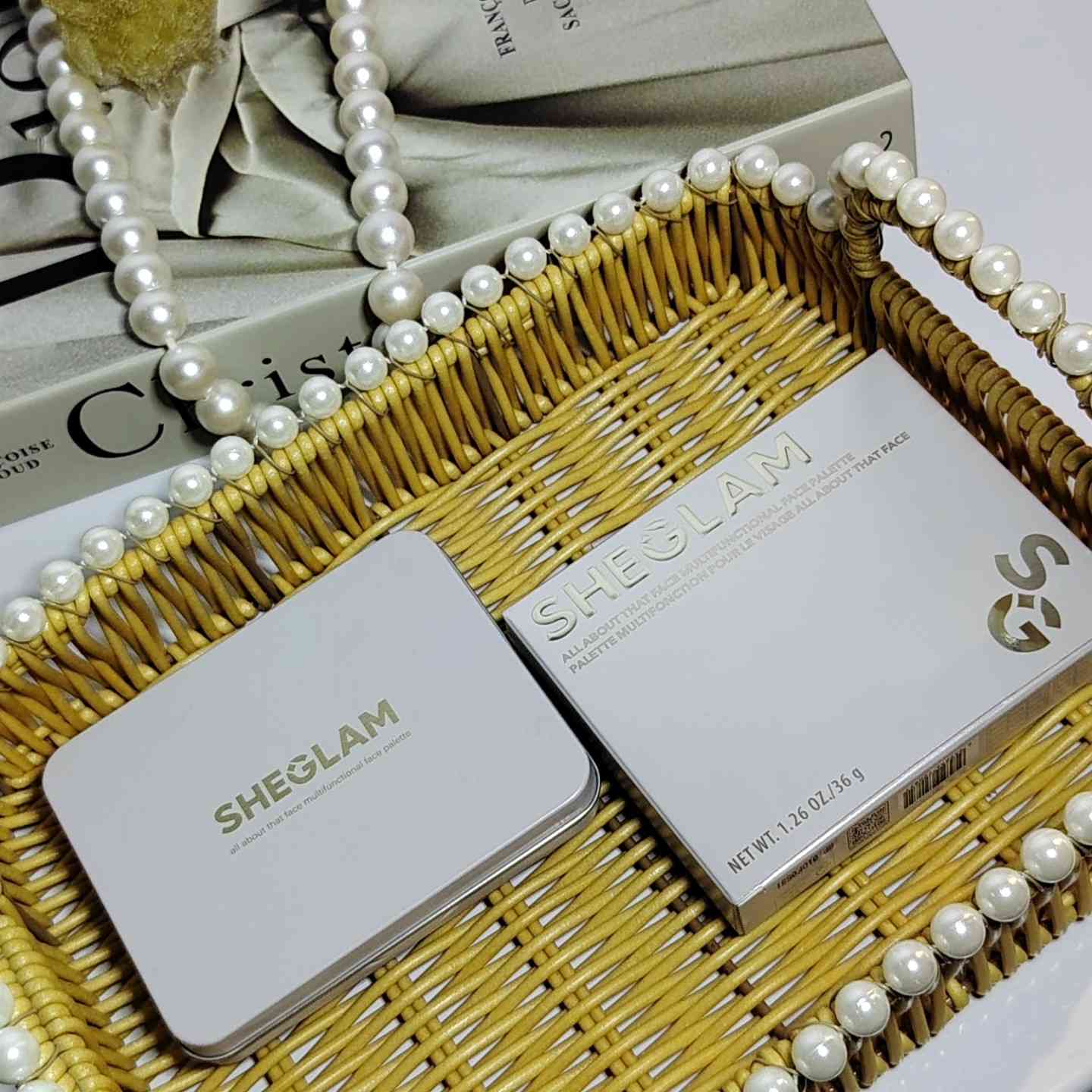 تألقي بإطلالة احترافية مع باليت SHEGLAM المتكامل! ✨
جمالُكِ في علبة واحدة! يجمع هذا الباليت بين الكنتور، الكونسيلر، البلاشر، والهايلايتر بقوام كريمي حريري يندمج مع بشرتكِ بسهولة ليمنحكِ تغطية مثالية ومظهراً طبيعياً يدوم طوال اليوم. 🌸
متعدد الاستخدامات: لتصحيح العيوب، نحت الوجه، وإضافة لمسة حيوية.
ثبات فائق: تركيبة خفيفة لا تتكتل وتناسب جميع أنواع البشرة.
رفيقكِ الدائم: تصميم عملي وأنيق يناسب حقيبتكِ أينما كنتِ.
اجعلي مكياجكِ أسهل وأكثر احترافية مع "All About That Face"! 💄


**إذا كنت صاحب هذا الإعلان وتريد حذفه لأي سبب، رجاءا أرسل رسالة إلى الدعم الفني**